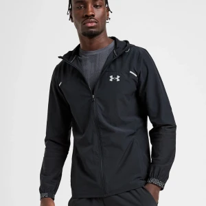 Svart träningsjacka från Under Armour - Svart träningsjacka med huva från Under Armour. Jackan har dragkedja framtill, logga på bröstet och reflekterande detaljer. Lätt material och lång ärm, perfekt för aktiva dagar.   ALDRIG ANVÄNT!!!!‼️‼️helt nyförpackad 