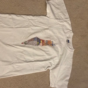 Vit t-shirt med Palestina tryck  - Har gjort denna T-shirt själv, aldrig använda och finns jätte många fler 