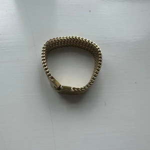 Lee Bracelet Gold från Edblad - Snyggt och brett armband i guldpläterat stål från Edblad. Armbandet har ett flätat mönster och ett stilrent lås med märkets logga. Nypris är 599kr. Det är i väldigt bra skick då det knappast är använd!💞