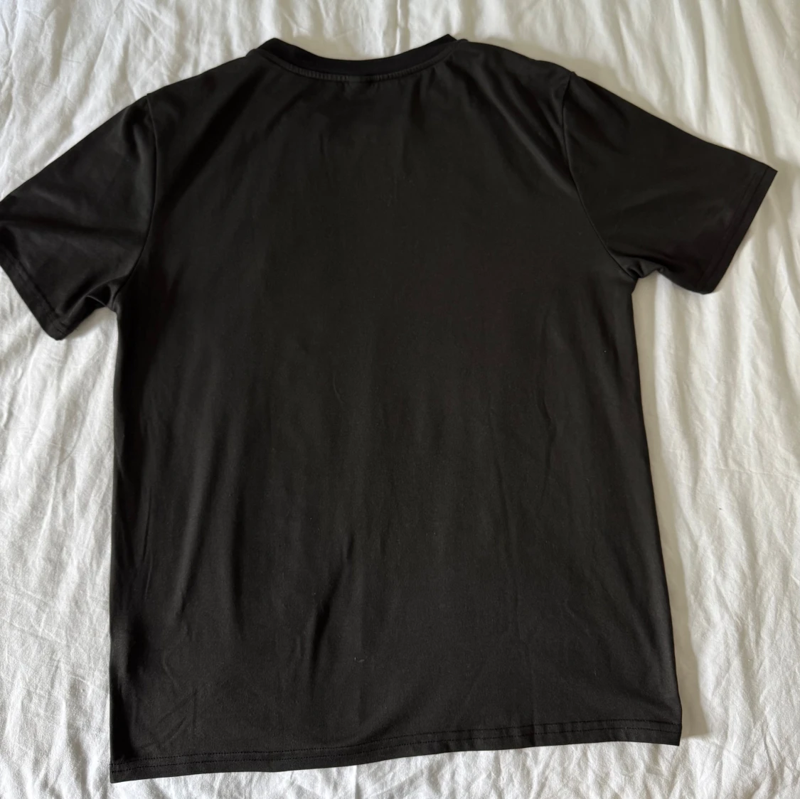 Svart t-shirt med tryck - 1