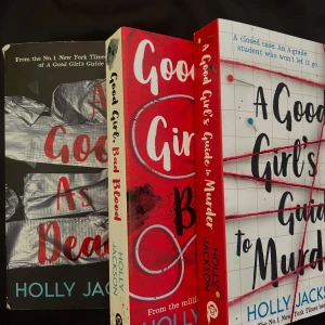 A Good Girl's Guide to Murder-trilogin av Holly Jackson - Säljer en spännande trilogi av Holly Jackson: 'A Good Girl's Guide to Murder', 'Good Girl, Bad Blood' och 'As Good As Dead'. Böckerna har färgstarka omslag i vitt, rött och svart med grafiska detaljer och tydliga titlar. Perfekt för dig som gillar mysterier och thrillers.
