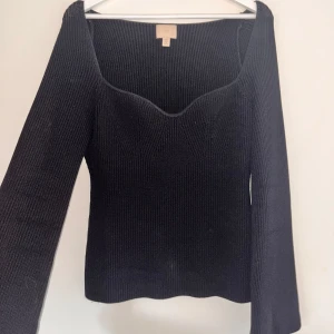 Svart ribbad tröja från H&M - Säljer en svart ribbad tröja från H&M med lång ärm och snygg v-ringning. 