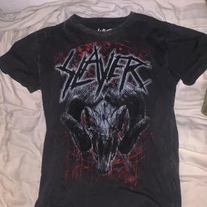 Slayer tröja från EMP - En Slayer tröja köpt från EMP, den är i bra skick och har både tryck på framsidan och baksidan storlek S
