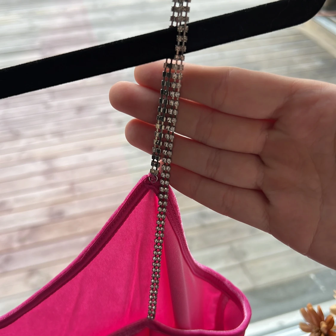 Rosa klänning med glittriga axelband från MNG - 3