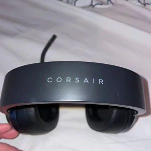 Corsair Hörlurar  - Använt ett fåtal gånger, jag spelar inte längre därför jag säljer dem