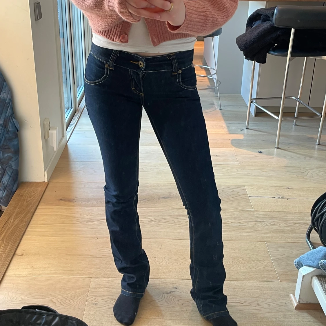 Mörkblå bootcut jeans med låg midja