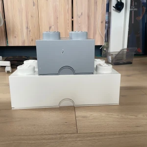 Stora lådor med blandade LEGO-bitar - Säljer flera stora plastlådor fyllda med blandade LEGO-bitar i olika färger och former. Perfekt för dig som vill bygga fritt och skapa egna projekt. Lådorna är genomskinliga och rymmer massor av klossar, plattor och specialdelar.