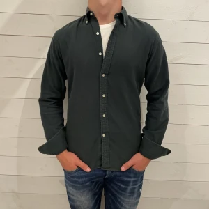 John Henric skjorta   - Skjorta från John Henric - Storlek : M - Skjortan är i ett fint skick utan defekter - Vårat pris : 249 SEK - Nypris : 899 SEK - Modellen på bilden är 180 CM och väger 75 KG 