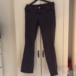 Svarta jeansbyxor från Divided - Svarta jeansbyxor från Divided med klassisk femficksdesign och raka ben. Byxorna är lågmidjade och endast använda ett fåtal gånger. Hör gärna av dig om du är intresserad!💕