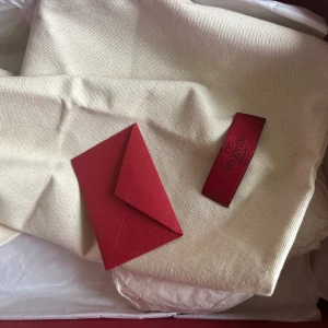 Valentino Garavani vita sneakers med nitar - Säljer ett par vita Valentino Garavani sneakers. Allt på bilden ingår .Storlek 36. Perfekta för dig som vill ha en lyxig och trendig look. Om du har några funderingar eller frågor så svarar jag så fort jag kan !