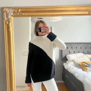 Svart- vit stickad polotröja - Säljer en stickad polotröja i svart och vitt. 