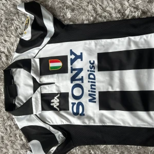 Juventus fotbollströja Del Piero #10 - Säljer denna fina fotbollströjan. Den är i bra skick och har inga fläckar eller skador. Väldigt bra kvalité. Storlek M och säljs för 300kr. Köparen står för frakten