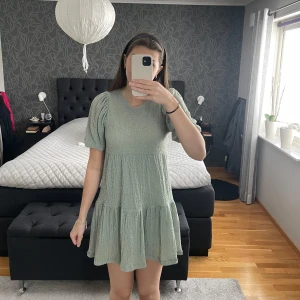 Grön klänning - Grön klänning från Pull&Bear i stlr XS. Använd fåtalet gånger
