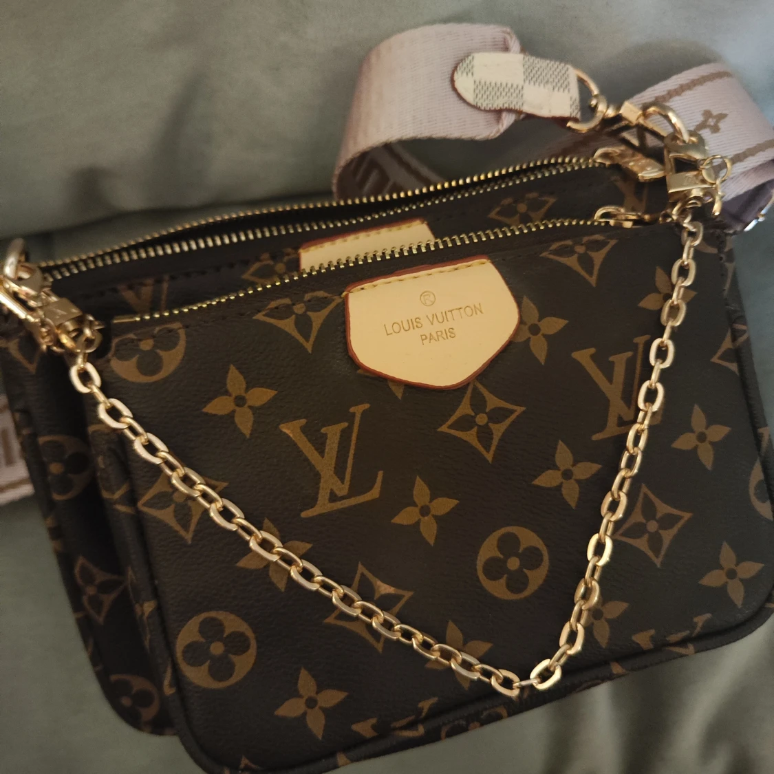 Axelväska med rosa band - 4