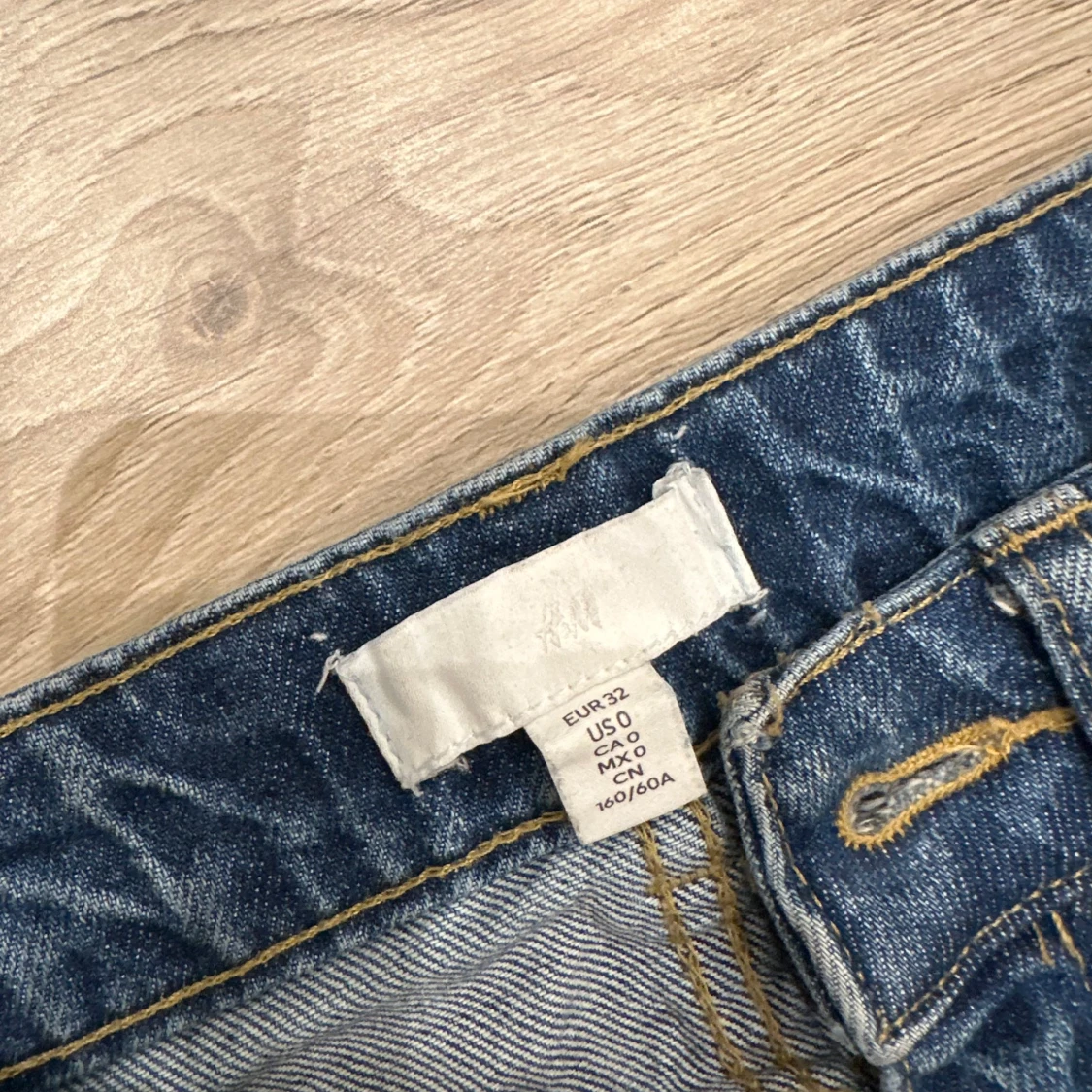 Blå wide jeans med råa kanter från H&M - 1