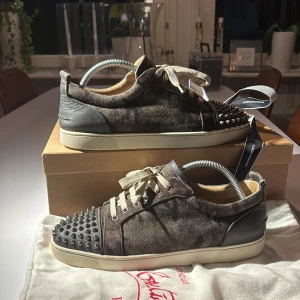 Camo Louboutin skor - Hej! Säljer mina tvär feta Loubs i sällsynt Camoflague färg. Skorna har inga defekter förutom lite slitage i sulan. Låda och dustbags ingår. Har du fler frågor eller funderingar så hör av dig! Mvh JacobsCloset 