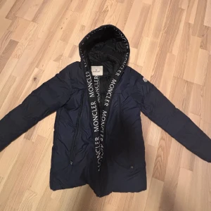 Moncler Jacka - Jackan är perfekt för våran själva jackan är i perfekt skick, kedjan är förstörd fast går att laga gratis om du skickar den till moncler. För fler bilder eller mer information kontakta mig. OBS: var snabb på att köpa här många köpare för i kvarn lycka till.