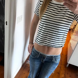 Randig croppad t-shirt från Zara - Säljer en svartvit randig croppad t-shirt från Zara.