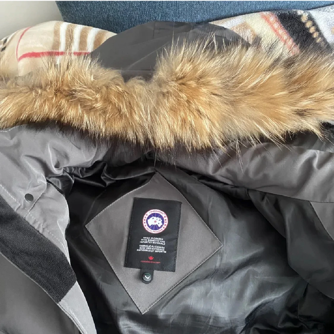 Grå dunjacka med pälskant från Canada Goose - 3