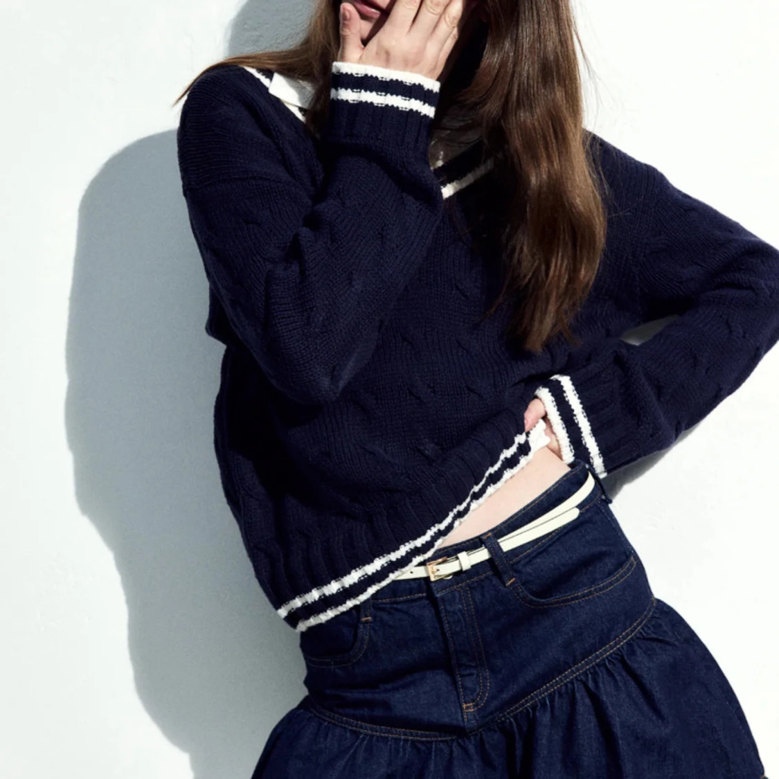 Mörkblå stickad tröja med v-ringning - 2