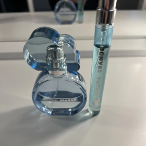 Ariana Grande parfym Cloud - Säljer Ariana Grande parfym Cloud och även en travel size-flaska. Har haft dem i ett par år och säljer då jag tröttnat på den. Perfekt för dig som gillar fräscha och söta dofter.