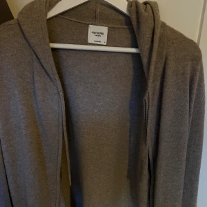  Kashmir Kofta JohnHenric - Hej säljer en 100% kashmir kofta ifrån John Henric köpt på NK januari 2024 för 2500kr. Säljer den då jag ska rensa min garderob, använt kanske 4-5 gånger perfekt skick. Mitt pris 1000