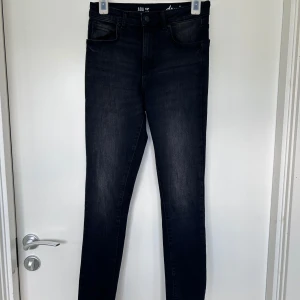Svarta skinny jeans  - Snygga svarta skinny jeans från Denim, modell ADA 36 Jeansen har klassisk femficksdesign, hög midja och smal passform hela vägen ner. Perfekta till vardags och lätta att matcha med olika stilar.