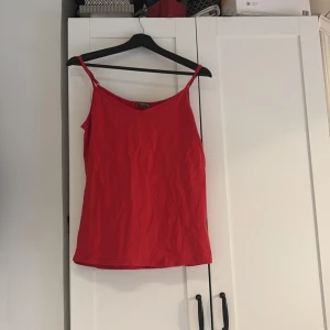 Röd linnetopp från Street One - Säljer en enkel och snygg röd linnetopp från Street One. Toppen har smala axelband och är perfekt för varma dagar. Stilren design som är lätt att matcha med olika outfits. Perfekt nu inför sommaren!🤩
