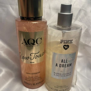 AQC Glow Touch Pink & PINK All A Dream Body Mist - Två body mists: AQC Glow Touch Pink med shimmer i rosa ton och PINK All A Dream med doft av blonde coconut & exotic blooms. Båda flaskorna är genomskinliga med skimrande innehåll och rymmer 250 ml vardera. Ena är ny och oanvänd och den andra syns hur mycket som är kvar, sista bild är på att etiketten lossnat på sidan bara 
