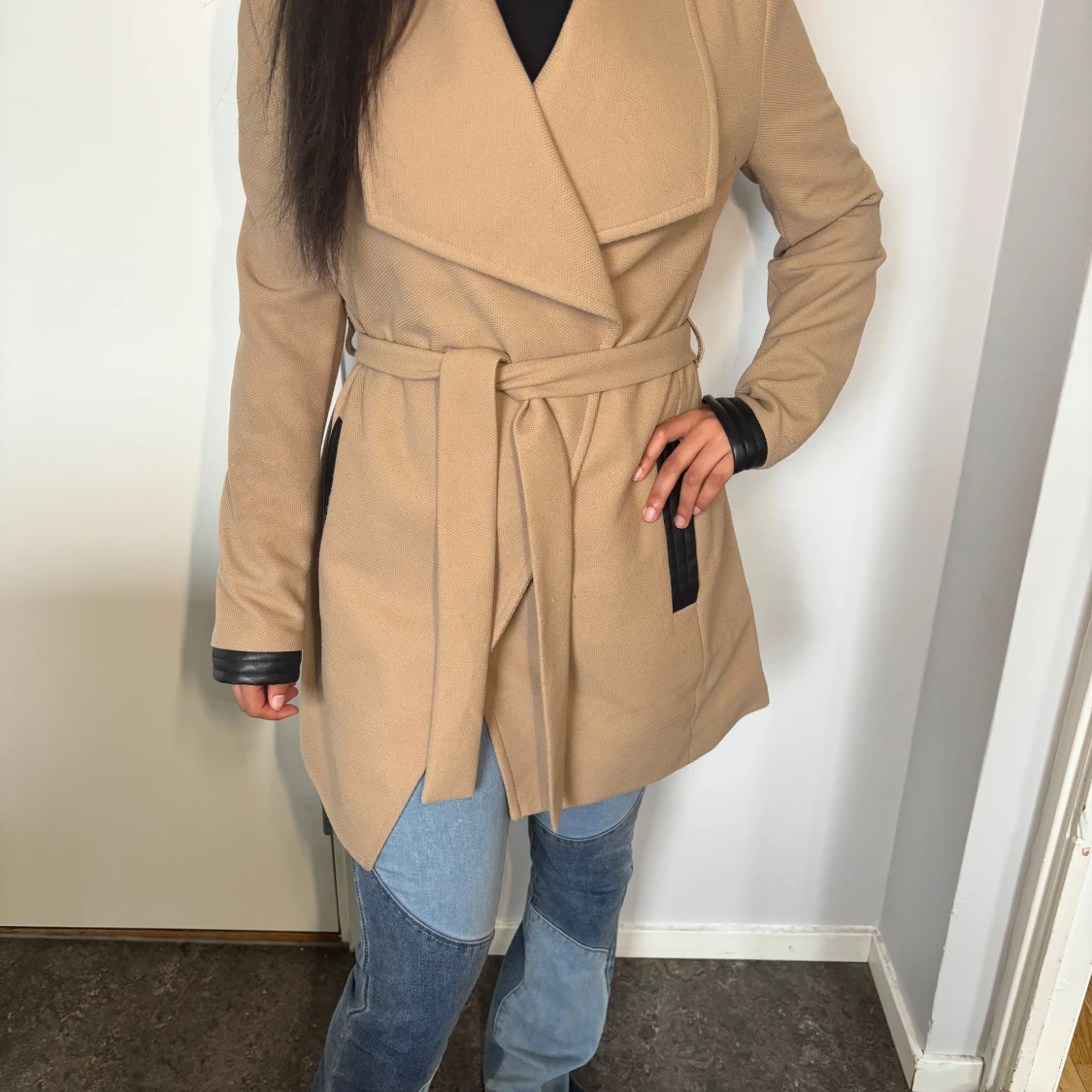 Beige vårkappa med bälte och svarta skinndetaljer - 1