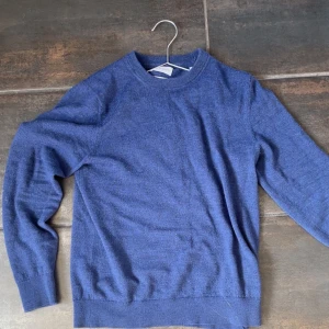 Merinoulls tröja  - Säljer denna fina blå merinoulls tröjan från these glory days. 100% merino. Nypris 800. Jättefint skick. Passar utmärkt på mig som är 170. 