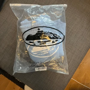 Ljusblå corteiz shorts - Säljer för dom var för stora för mig. Snygga ljusblå shorts med vitt tryck framtill och resår i midjan. Shortsen har en bakficka och är tillverkade i mjukt bomullsmaterial. Perfekta för en avslappnad stil. Pris kan diskuteras.