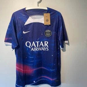 Limited edition PSG fotbollströja - Limited edition PSG fotbollströja i nyskick. Om du har frågor är det bara att skriva🙌