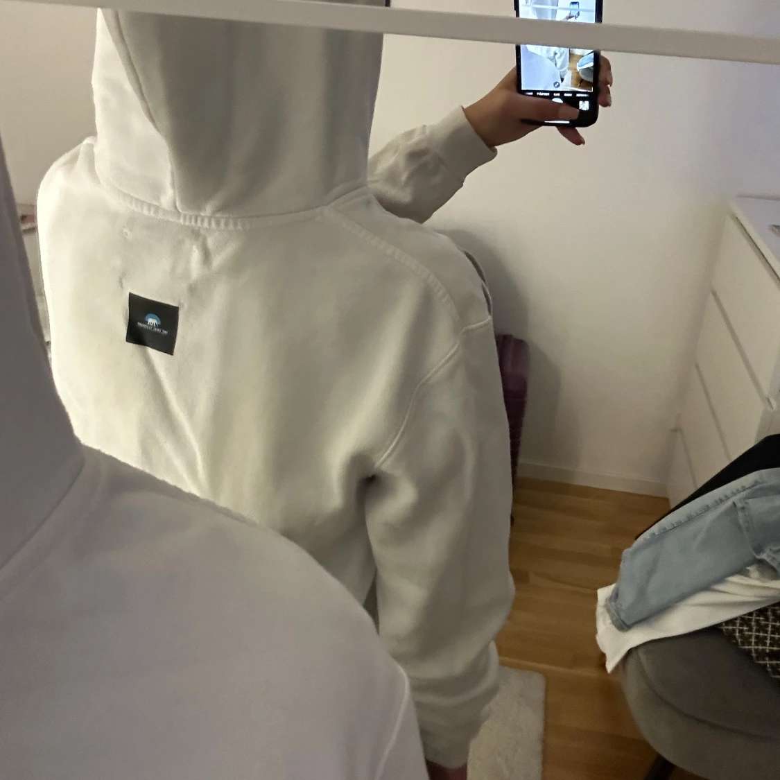 Vit hoodie med rosa mönster - 1