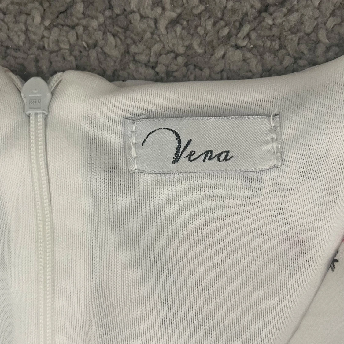 Vit blommig omlottklänning från Vera - 3