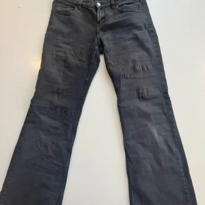 Svarta lågmidjade jeans - Svarta bootcut lågmidjade jeans. Perfekta för en avslappnad stil. bra skick 