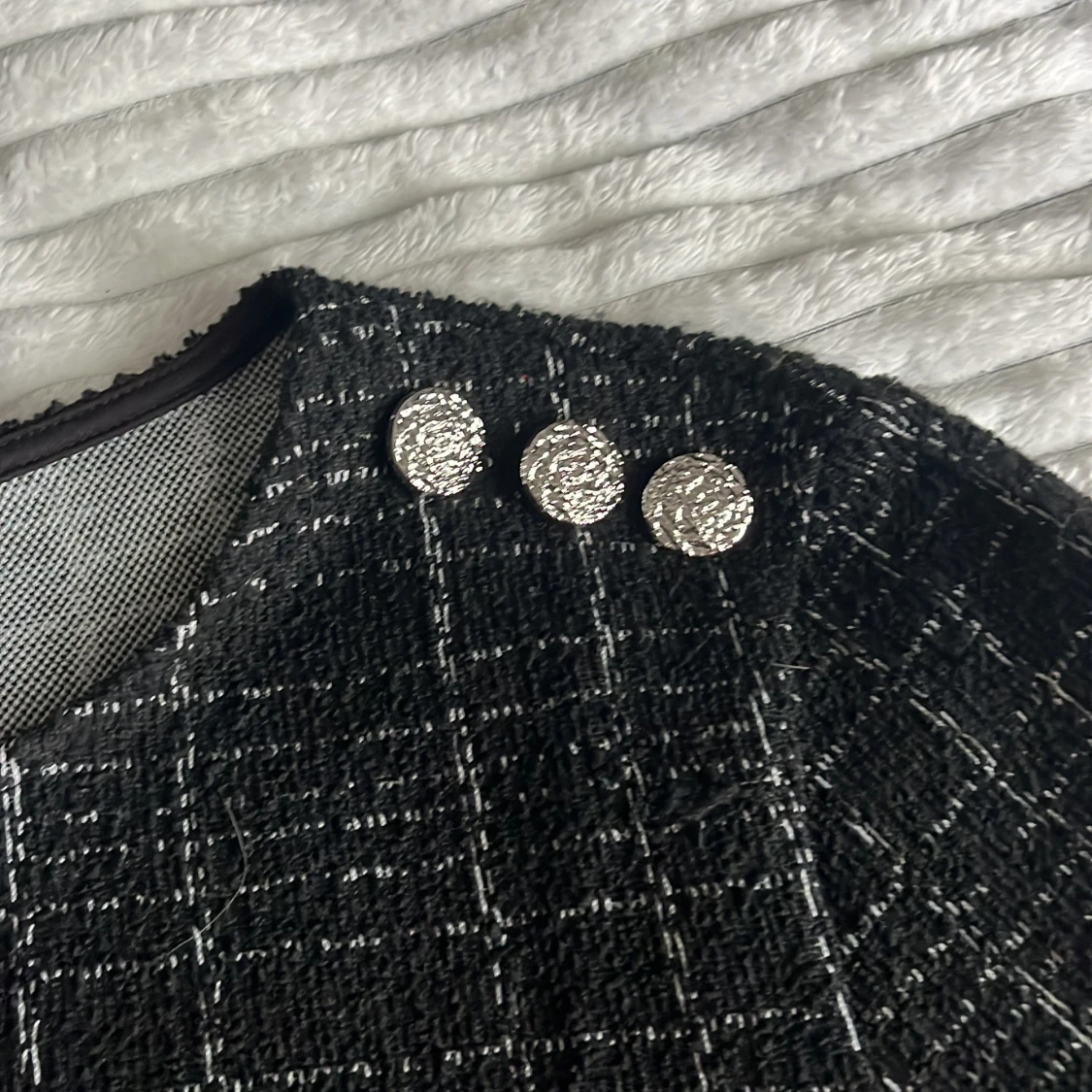 Svart topp med silvriga knappar från H&M  - 3