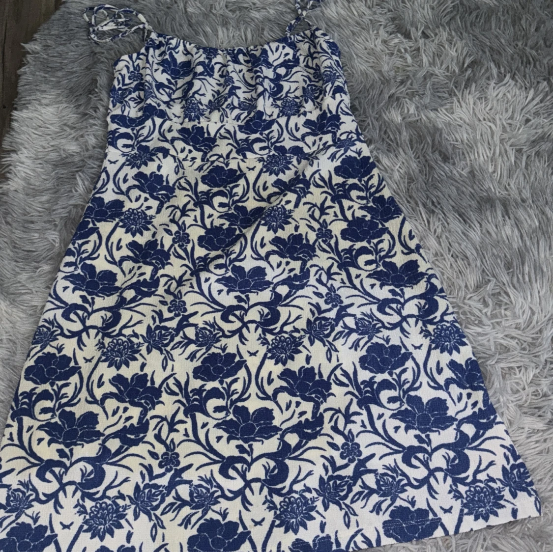 Blommig klänning med knytaxelband från Sinsay