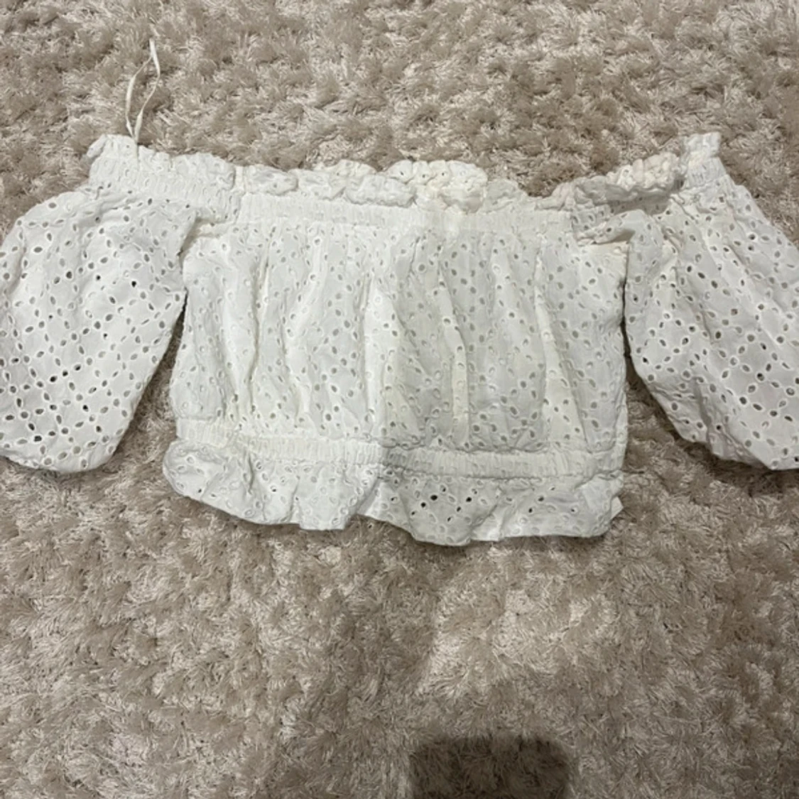 Vit offshoulder croppad blus - 1