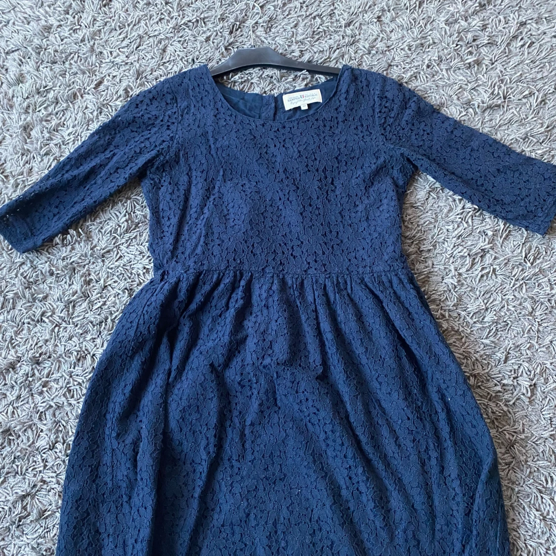 Marinblå spetsklänning från Hampton Republic