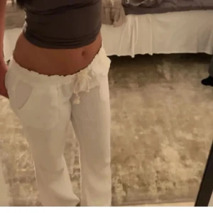 Roxy linnebyxor  - Säljer ett par jättefina lågmidjade linnebyxor ifrån Roxy, säljer då de ej kommer till användning längre! ( lånade bilder) 