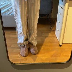 Pyjamasbyxor - Säljer ett par pyjamasbyxor, från HM, bra skick och användt några gånger. Blåa och vita men röda streck på. Storlek XS. Inga fickor fram eller bak. Snören så man kan knyta dem eller göra dem tajtare.