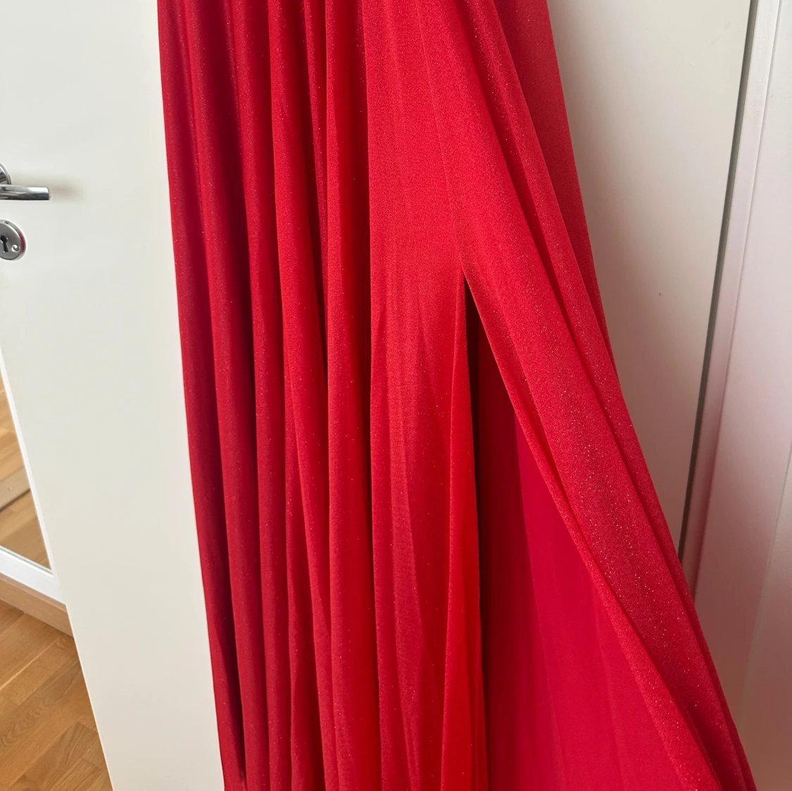 Röd bal/bröllopsklänning med smala axelband - 3