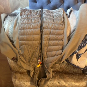 Beige  jacka från Parajumpers - Säljer en beige  jacka från Parajumpers med dragkedja framtill.