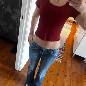 Vinröd croppad topp från Mantani Donna - Säljer en vinröd croppad topp från Mantani Donna. Jättefin tröja har bara en liknande det är derför jag säljer.