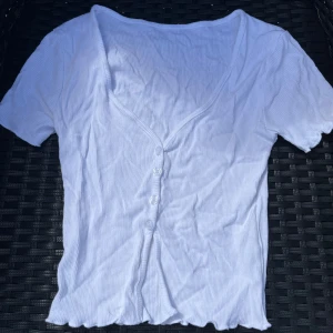Topp - Jättegullig vit topp men kommer tyvärr inte till användning. Ingen storleks lapp men skulle tro S.