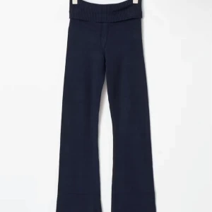 Mörkblå ribbade stickade byxor - Mörkblå stickade byxor med bred ribbad midja och utsvängda ben. Perfekta för en avslappnad och trendig look. Mjukt material som ger en bekväm känsla hela dagen.