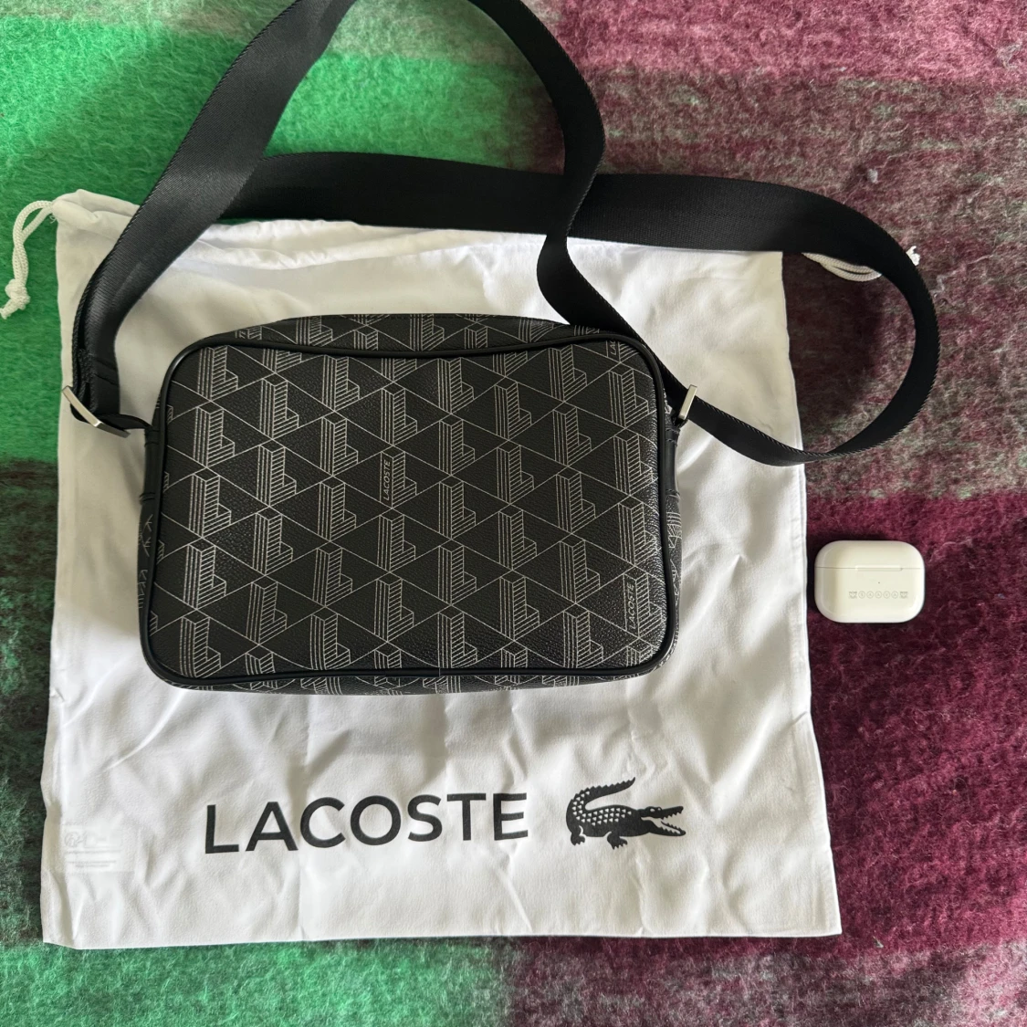 Svart axelväska från Lacoste med mönster - 1