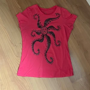 rosa tshirt med tryck - rosa tshirt med grått havsliknande tryck