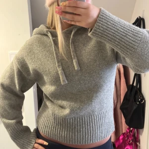  stickad Zara hoodie - Mysig grå stickad hoodie ifrån ZARA💕 Köptes på plick och bilderna är ifrån förra säljaren 🥰🥰